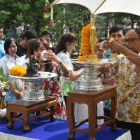 พิธีสรงน้ำพระพุทธรูปและพระพิฆเนศวรเนื่องในโอกาสเทศกาลสงกรานต์